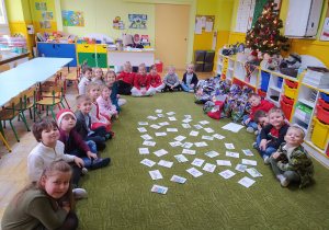 Dzieci segregują pomieszane listy do Mikołaja